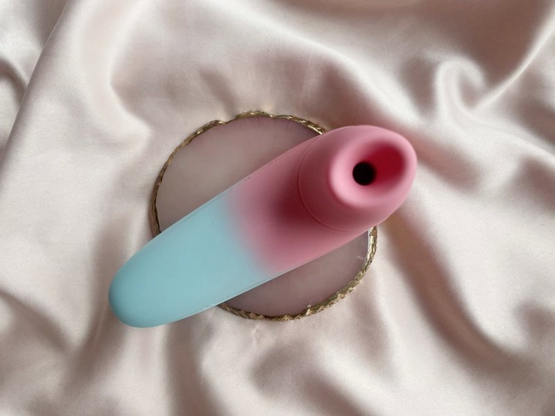 Máy hút âm vật Lovense Tenera 2 được thiết kế với cấu trúc cong tiện dụng