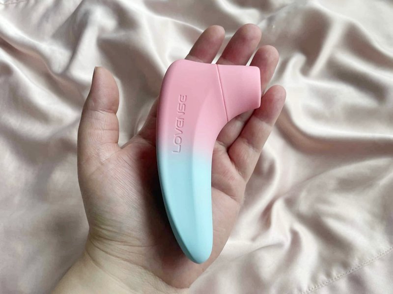 Khi dùng Lovense Tenera 2, nàng chỉ cần để máy nằm nghiêng sao cho phần miệng ôm lấy âm vật 